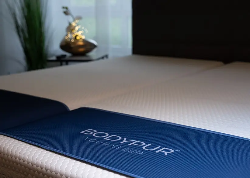 BODYPUR® Bettschal in dunkelblau mit weißer Aufschrift: BODYPUR ® - YOUR SLEEP